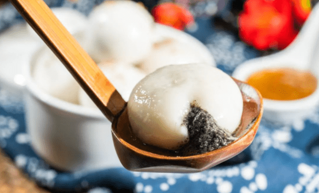 煮湯圓用冷水還是開水?都不對(duì),教你正確做法,個(gè)個(gè)不粘鍋不露餡