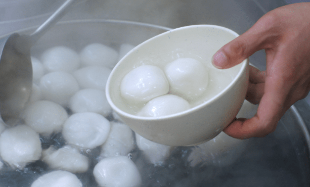 煮湯圓用冷水還是開水?都不對(duì),教你正確做法,個(gè)個(gè)不粘鍋不露餡