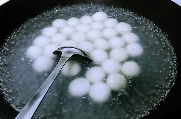 煮湯圓用冷水還是開水?都不對(duì),教你正確做法,個(gè)個(gè)不粘鍋不露餡