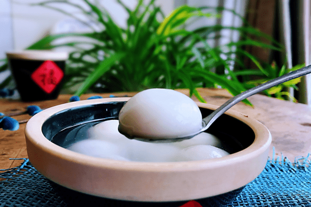 煮湯圓用冷水還是開水?都不對(duì),教你正確做法,個(gè)個(gè)不粘鍋不露餡