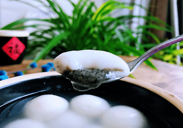 煮湯圓用冷水還是開水?都不對(duì),教你正確做法,個(gè)個(gè)不粘鍋不露餡