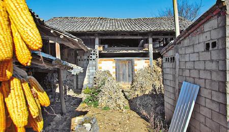 護(hù)鄉(xiāng)五團(tuán)團(tuán)部舊址因年久失修，修繕保護(hù)迫在眉睫。