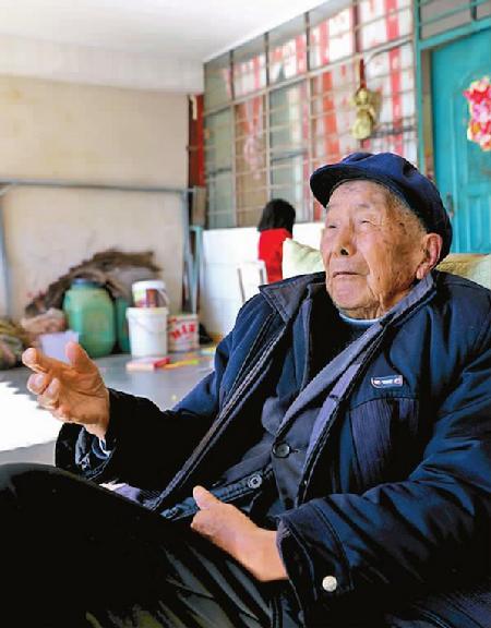 90歲高齡的施天德曾是護(hù)鄉(xiāng)五團(tuán)的戰(zhàn)士，回憶起往事，老人依然思路清晰。