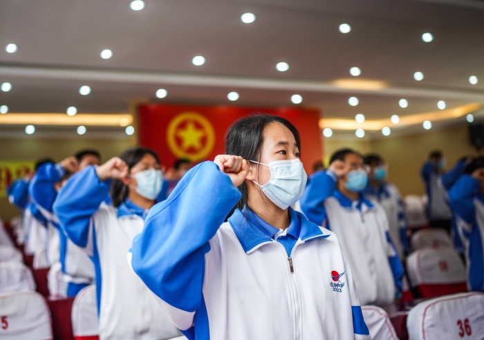 2022年4月28日，貴陽市烏當(dāng)中學(xué)新團(tuán)員進(jìn)行入團(tuán)宣誓。