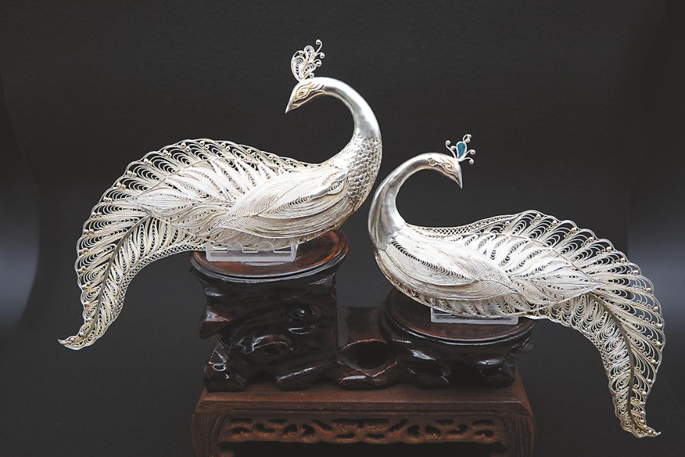 這件名為《南客化葉》的作品，將孔雀與茶葉的形態(tài)進行交匯融合，寓意古樸濃郁、神奇多彩。