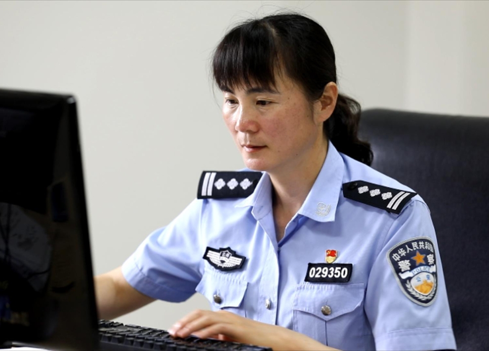工作一絲不茍。本報(bào)記者 沈陽(yáng) 攝 工作一絲不茍。本報(bào)記者 沈陽(yáng) 攝.jpg