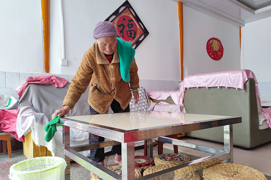 87歲老人宋存弟每天早上起來就先把房間收拾干凈。.jpg