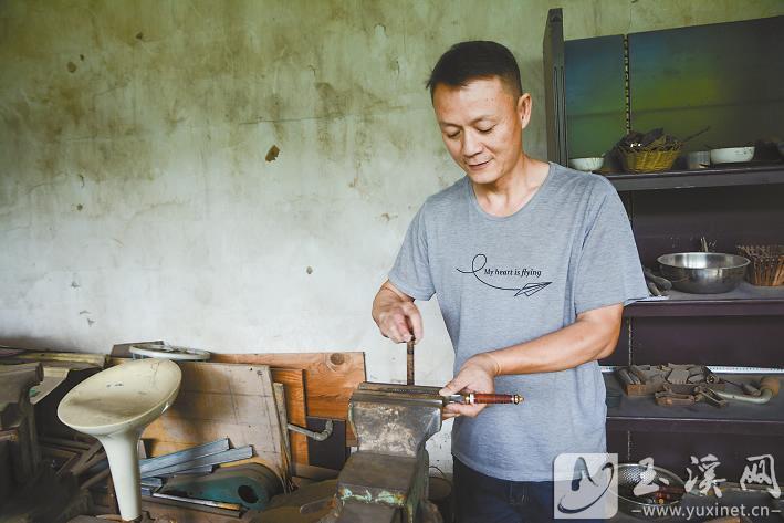 納航章對刀具進行精加工處理。