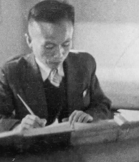 20世紀(jì)50年代，鄭易里在家中工作。 （劉本學(xué)供圖）