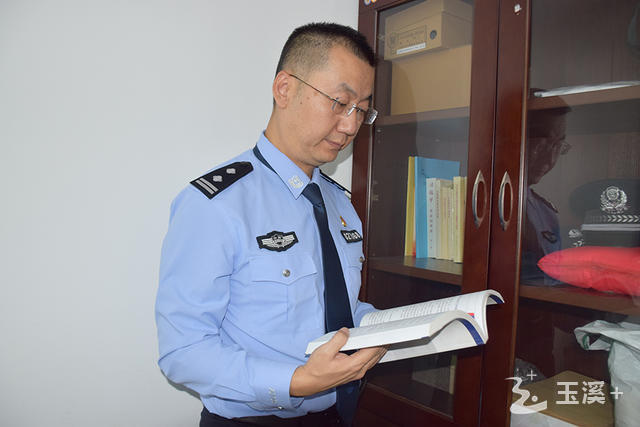 從警23年來，楊斌以實(shí)際行動守護(hù)好國家和人民的錢袋子。.jpg