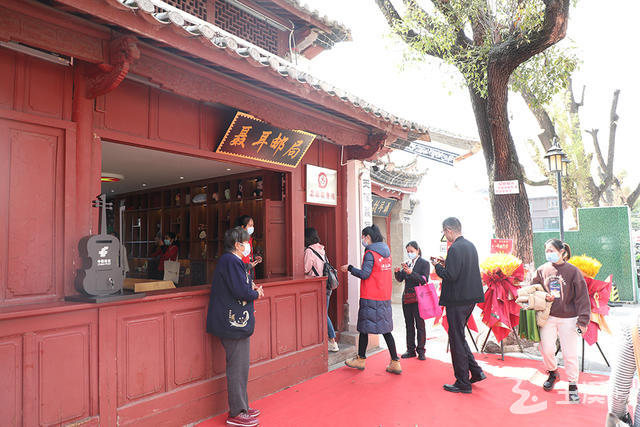 市民、游客參觀“聶耳郵局”1.jpg