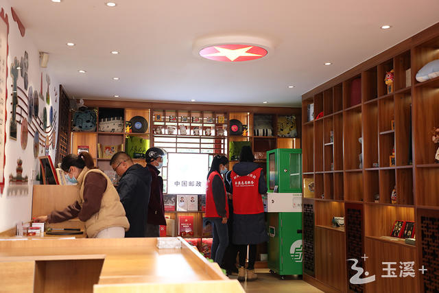 市民、游客參觀“聶耳郵局”.jpg