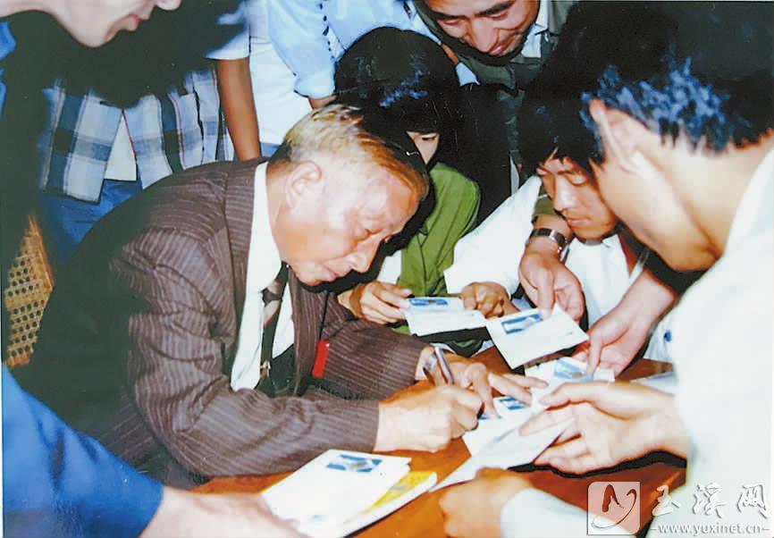 1987年7月17日，聶耳的三哥聶敘倫在聶耳公園落成時為集郵愛好者在紀念封上簽名。