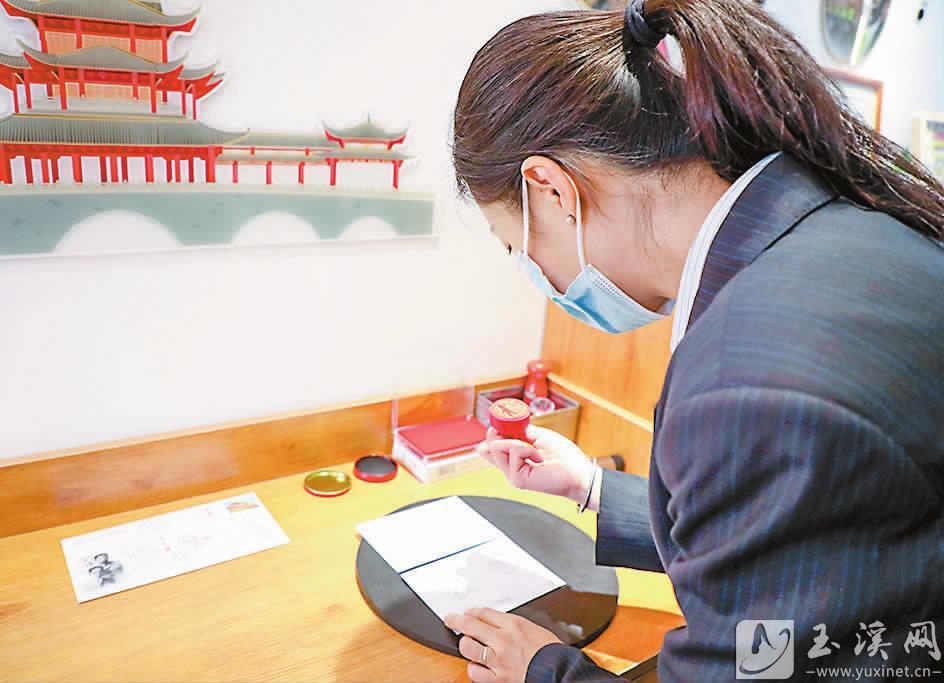 在“聶耳郵局”蓋紀念戳。記者 李丹 攝