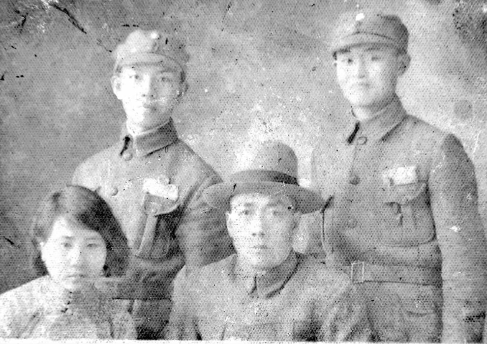 尉遲毓鳴（前排右一）與夫人楊德琴及勤務兵合影。