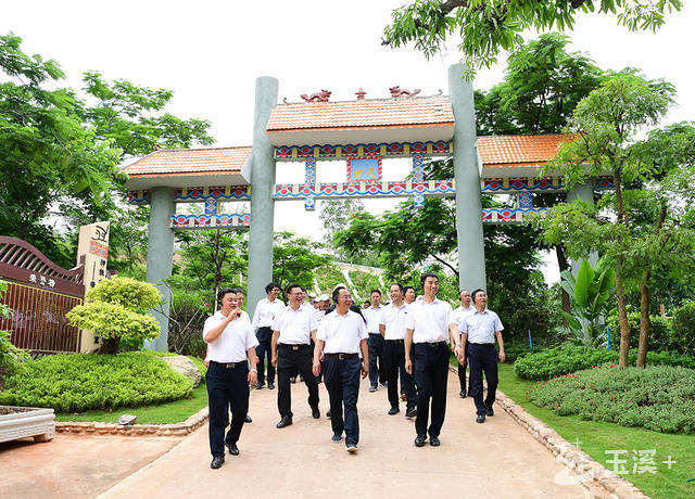 2022年6月,市委市政府重點(diǎn)項(xiàng)目現(xiàn)場(chǎng)觀摩會(huì)走進(jìn)元江縣鄉(xiāng)村振興一線。曾永洪攝 2022年6月,市委市政府重點(diǎn)項(xiàng)目現(xiàn)場(chǎng)觀摩會(huì)走進(jìn)元江縣鄉(xiāng)村振興一線。曾永洪攝.jpg