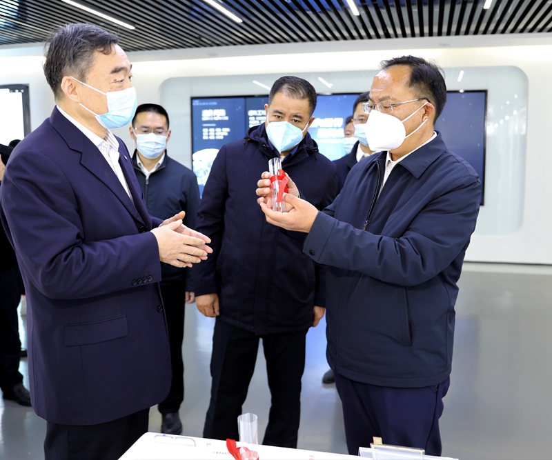 12月12日，市委書記王力一行到上海凱盛集團(tuán)拜訪交流，推動(dòng)合作項(xiàng)目。
