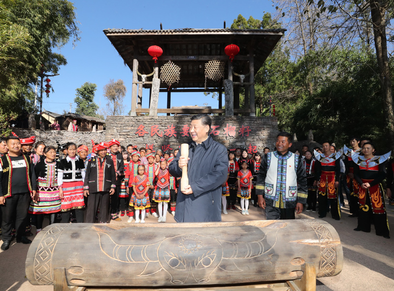2020年1月19日下午,習(xí)近平總書記在云南省騰沖市清水鄉(xiāng)三家村中寨司莫拉佤族村廣場(chǎng)上,敲響三聲佤族木鼓,祝福來(lái)年風(fēng)調(diào)雨順、國(guó)泰民安。