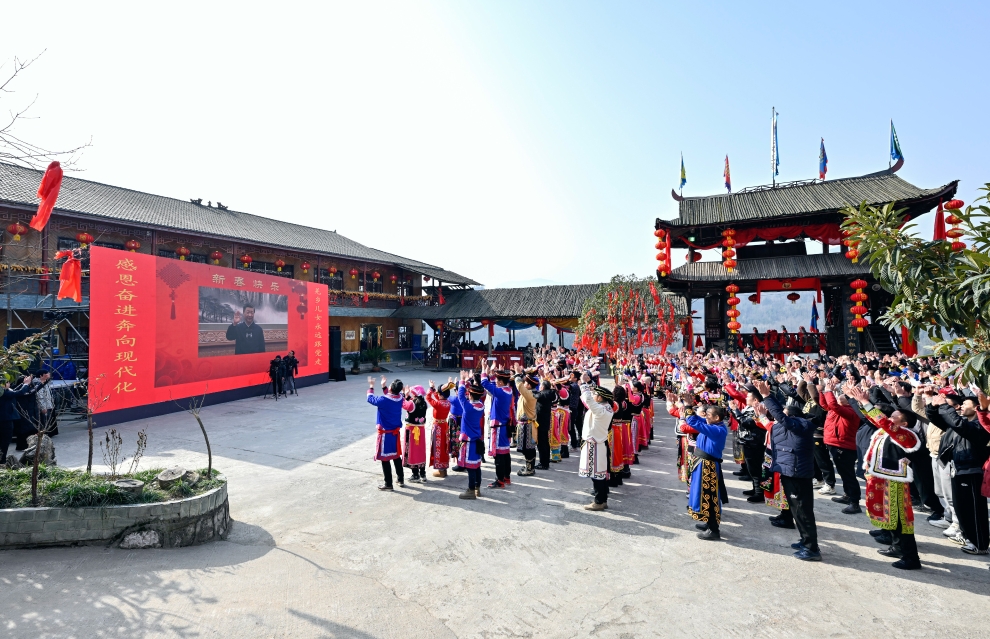 2023年1月18日,習(xí)近平總書記通過(guò)視頻連線,同四川省綿陽(yáng)市北川羌族自治縣石椅村的鄉(xiāng)親們和游客親切交流。