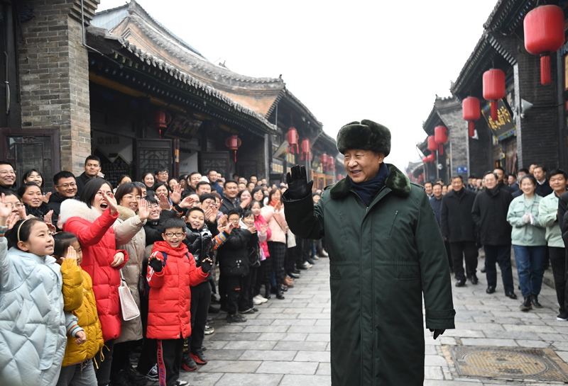 2022年1月27日上午,習(xí)近平總書記到山西省平遙古城向現(xiàn)場(chǎng)群眾揮手致意,給大家拜年。