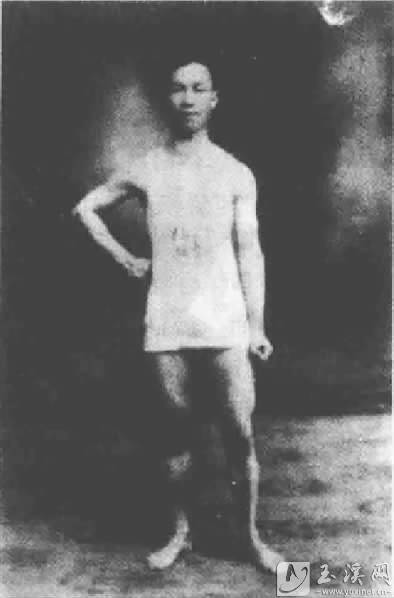 1928年12月15日，馬克昌在昆明參加運(yùn)動(dòng)會(huì)1500米田徑賽獲獎(jiǎng)后留影。(資料圖)