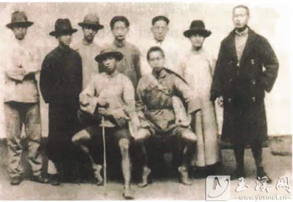 馬克昌（前排左一）與友人合影。（資料圖）
