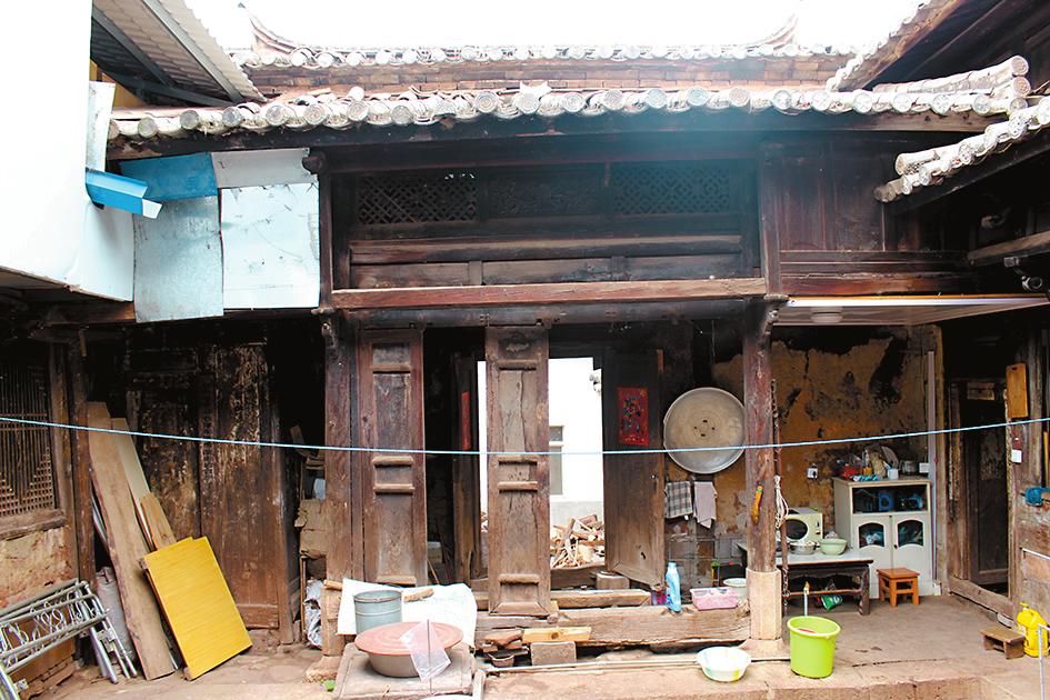 王元翰故居內(nèi)保留著古舊的屏門。記者 馬蘭 攝