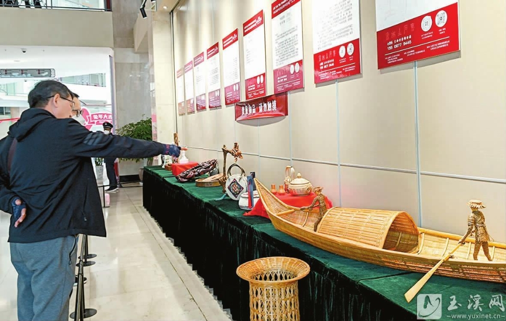 市民參觀手作藝術(shù)展。