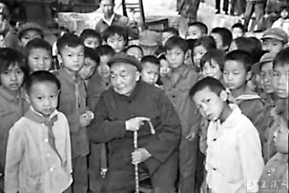 1983年，劉惠之回到易門(mén)縣城關(guān)小學(xué)看望師生。（杞云峰供圖）