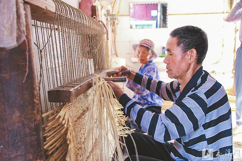 不斷重復送草、打草的動作，草席慢慢成形。