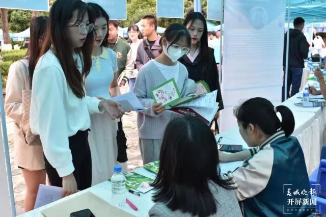 提供就業(yè)崗位3320個！專場招聘會走進(jìn)校園