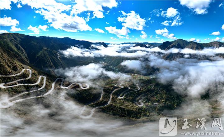 云里霧里盤山路。 劉斌 攝