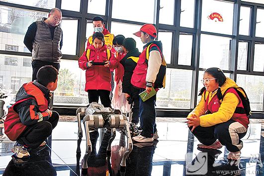 體驗(yàn)操控智能機(jī)器狗。