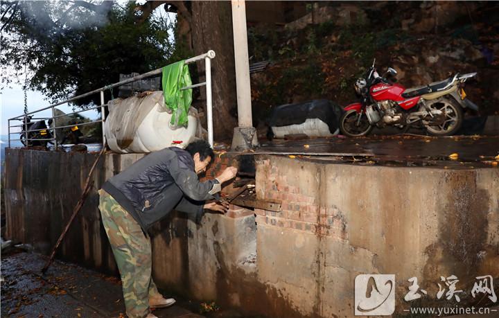 李學旺一大早便到村口的灶臺燒水，開始為殺年豬做準備。