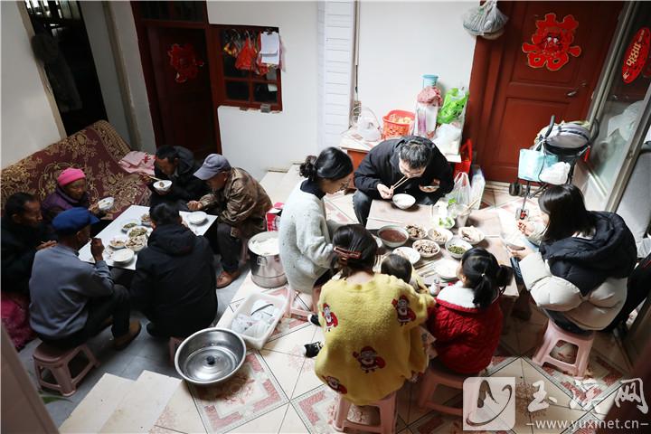 忙碌一早上，菜肴備齊，大家圍坐一起開始吃殺豬飯。