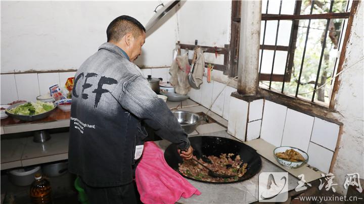 灶房里，掌勺師傅正在翻炒小炒肉。