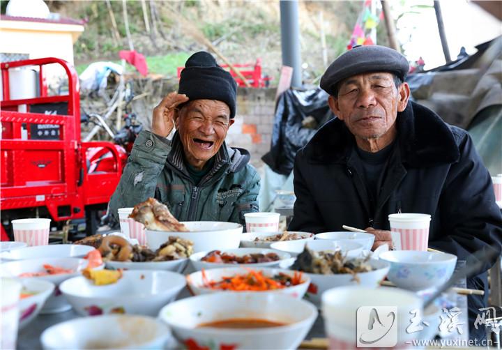 參加晚宴的老人們。