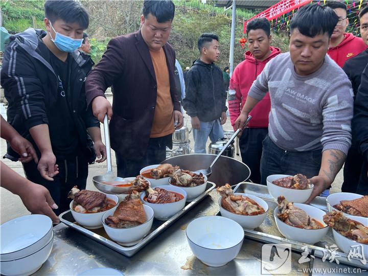 村里的小伙子們忙碌一天，美味佳肴陸續(xù)出鍋。