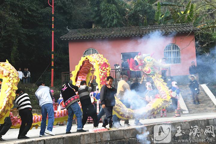 塔甸鎮(zhèn)九龍村，迎請“花鼓娘娘”。