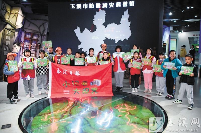 參觀防震減災(zāi)科普館。