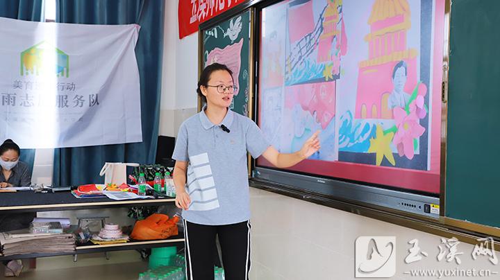 服務(wù)隊(duì)將“聶耳和國(guó)歌的故事”融入教學(xué)中，激發(fā)學(xué)生的愛(ài)國(guó)情懷。