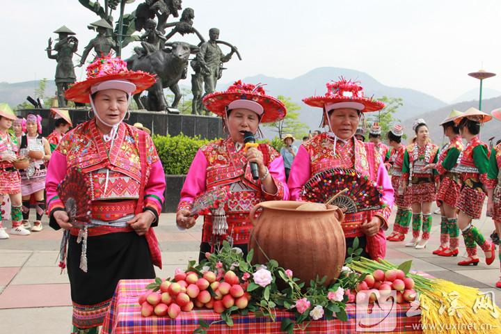 今年花腰傣風(fēng)情沐浴節(jié)上的傳統(tǒng)祈福儀式。記者 史樺 攝