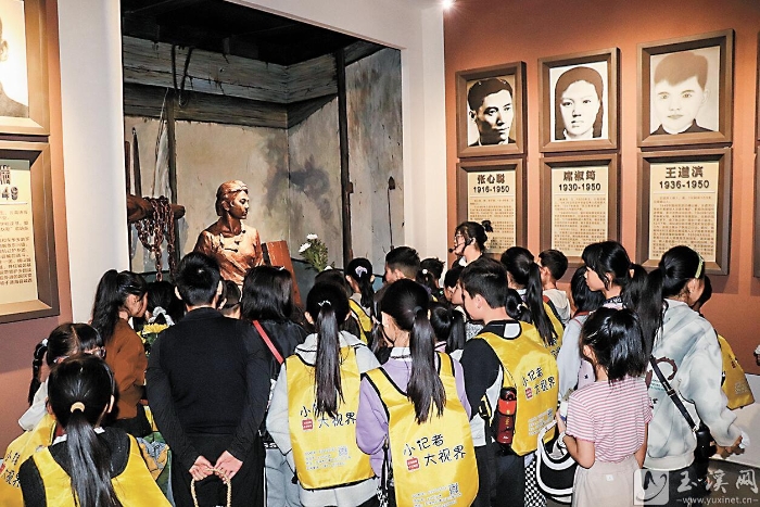 參觀烈士紀念館。