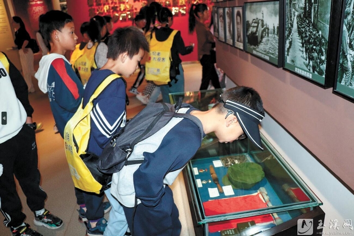 認真觀看實物展品。