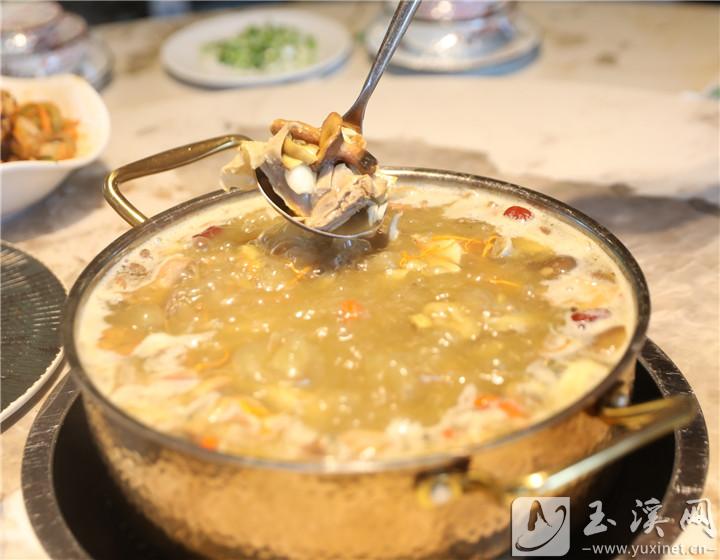 鮮雞湯野生菌火鍋。