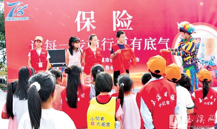 小記者們參與互動(dòng)。