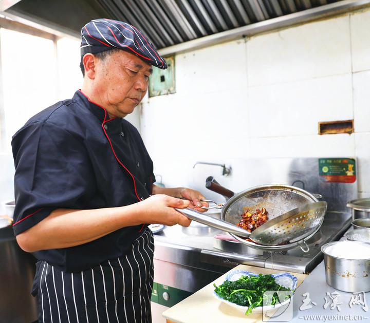 憑借多年的烹飪技藝，楊芬為食客們烹制出一道道美味。