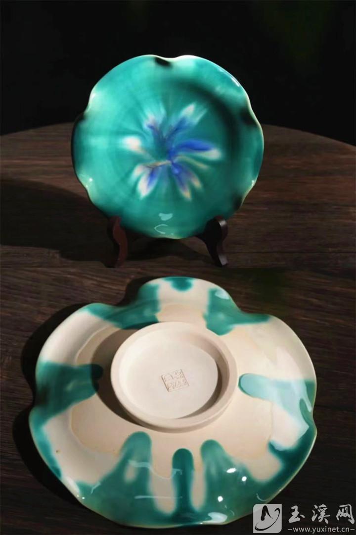 三彩荷葉盤。