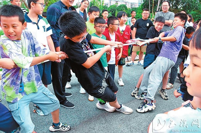 通過“書籍拔河”感受摩擦力。