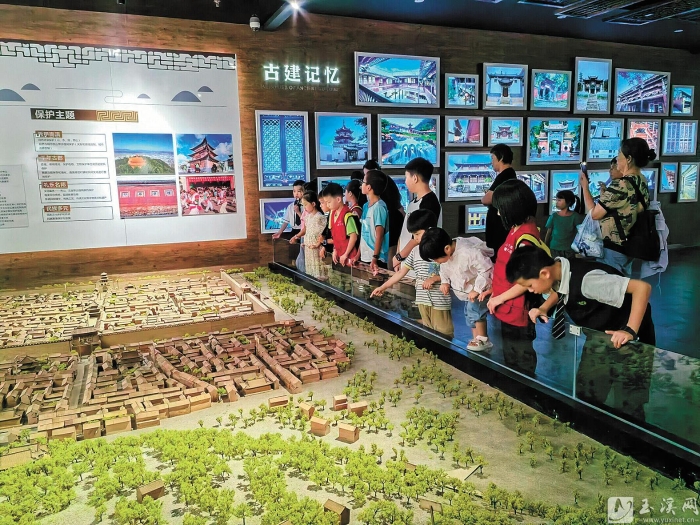 參觀市規(guī)劃館。